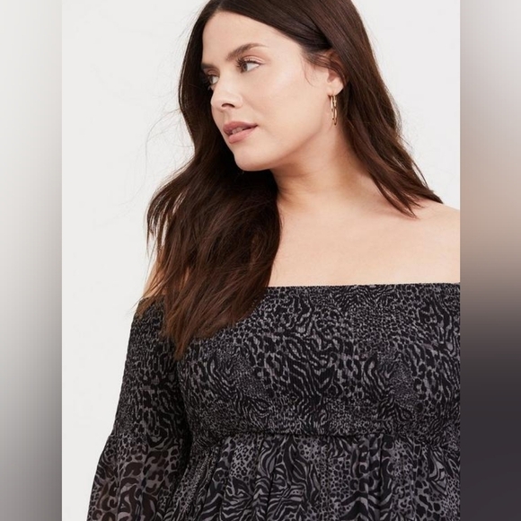 Torrid blouse tunic grey animal print chiffon off shoulder top smocked chest 3X - Picture 4 of 14